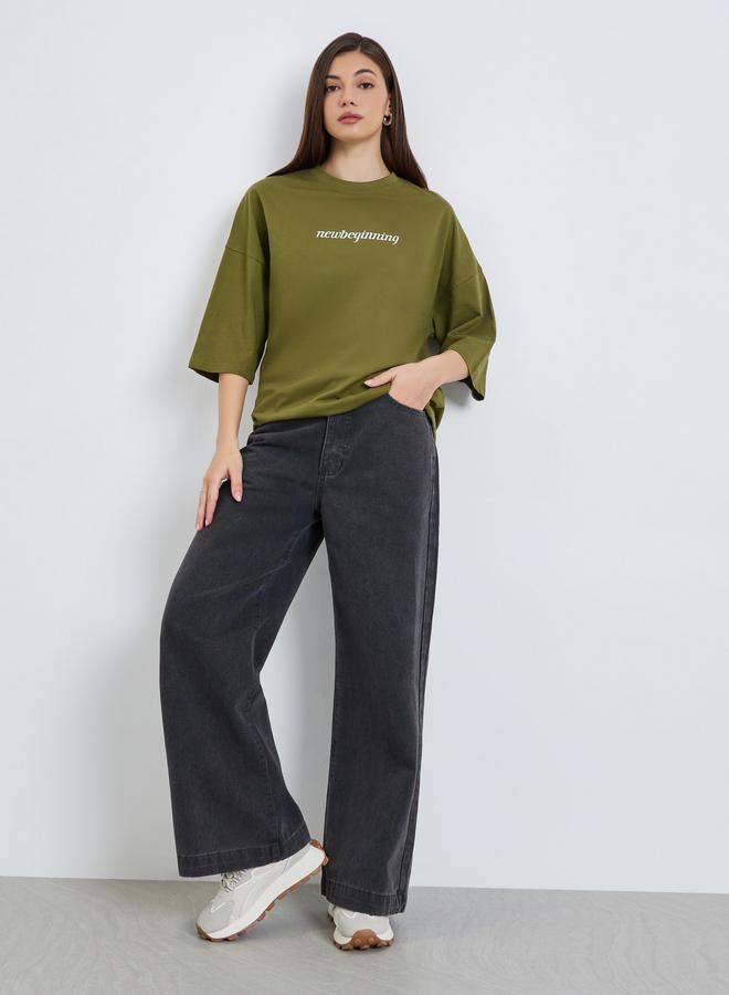 ستايلي تيشيرت بطبعة شعار وقصة واسعة - Image 2